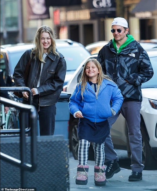 جيجى حديد وحبيبها وابنته