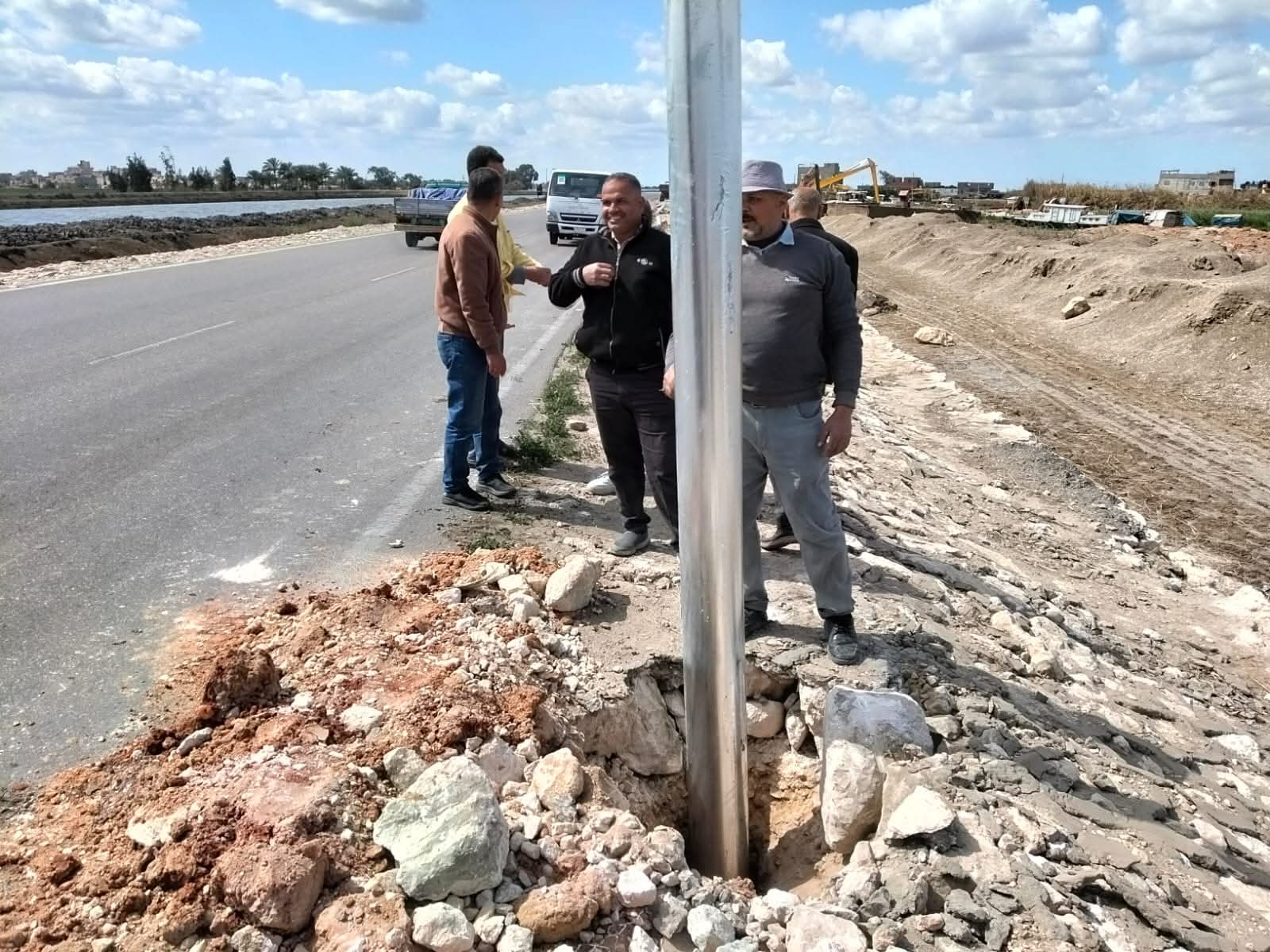 أعمدة إضاءة بطريق الحزام الامن