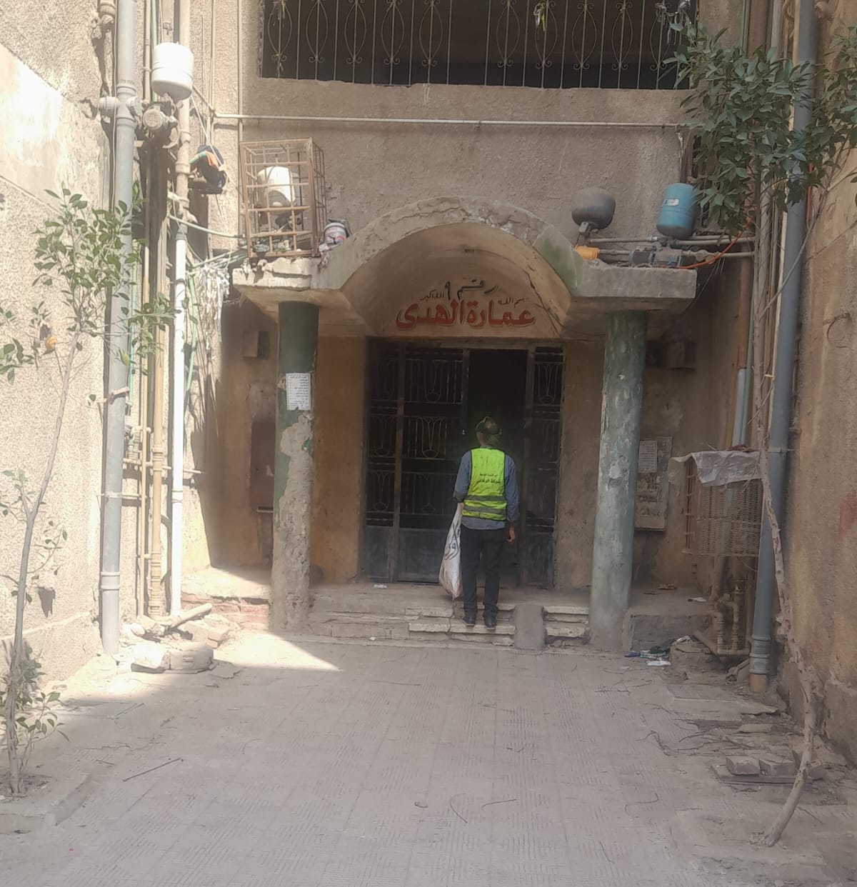 تفعيل منظومة الجمع السكنى للمخلفات بالبراجيل بحى المنيرة (2)