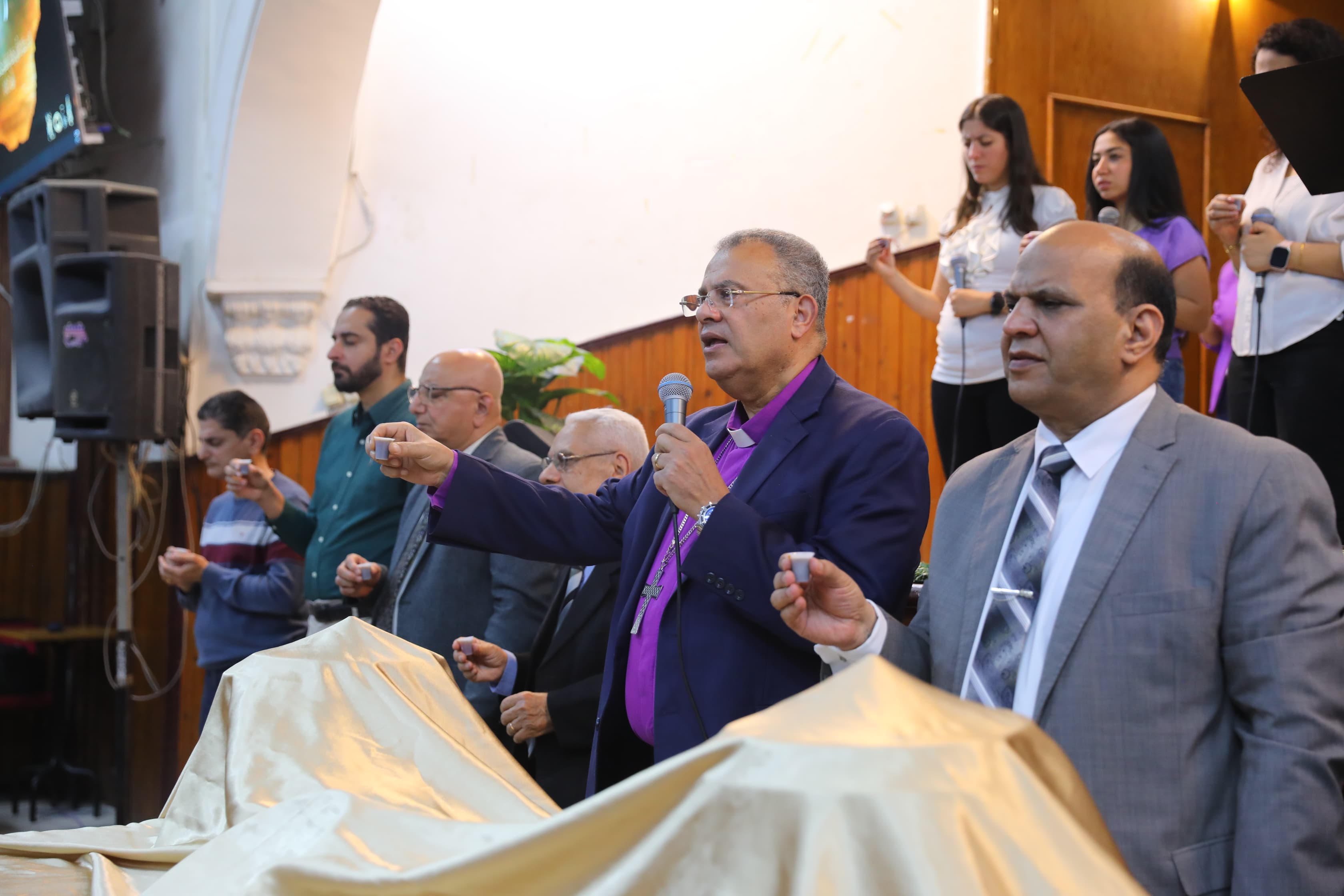 الدكتور القس أندريه زكى يصلى خميس العهد