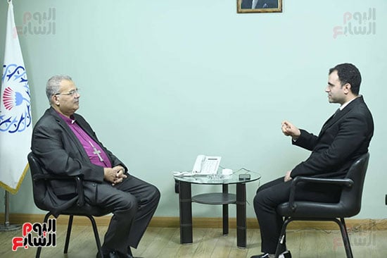 الزميل محمد الأحمدى والدكتور القس أندريه زكى خلال الحوار 