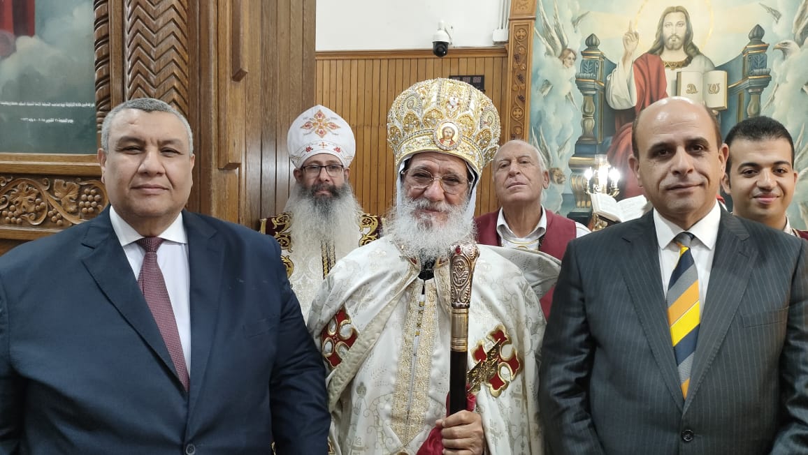 النائب مصطفى سالم يقدم التهنئية لمطران طهطا وجهينة