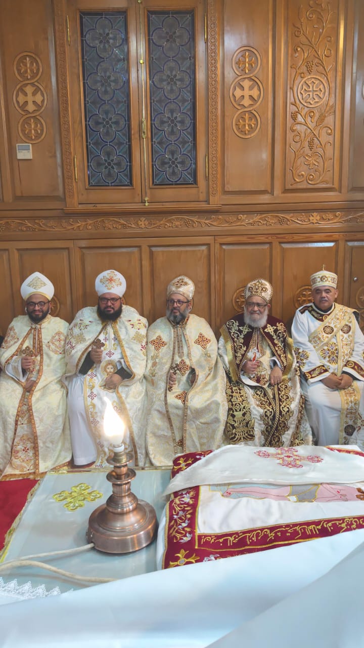 الاباء والكهنة بالكنيسة