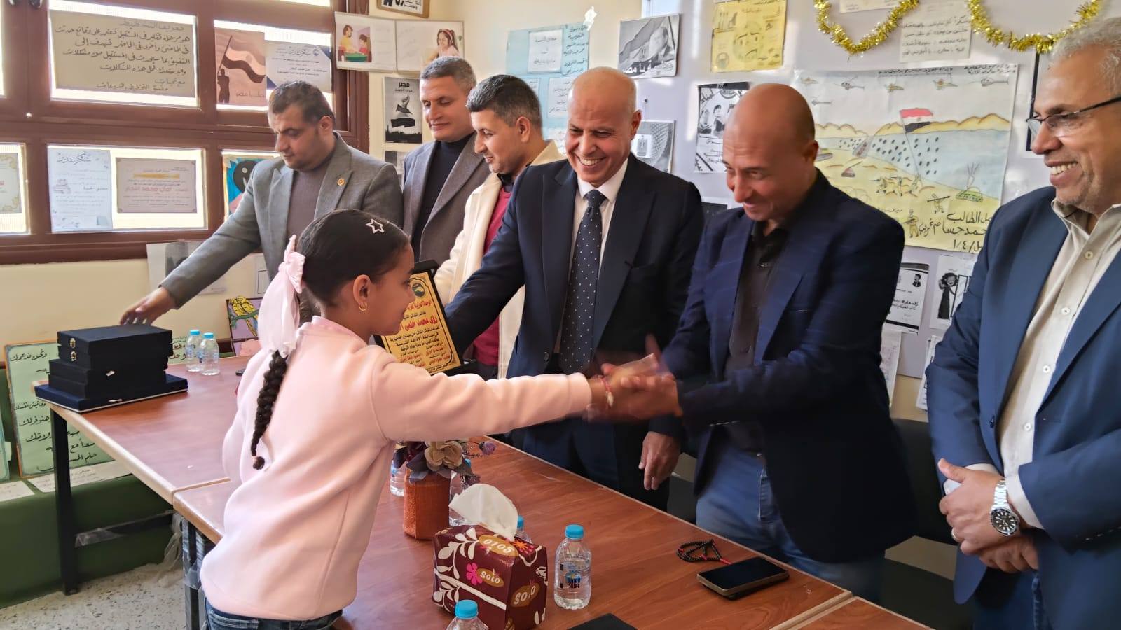 مراسل اليوم السابع اثناء تكريم الطالبات