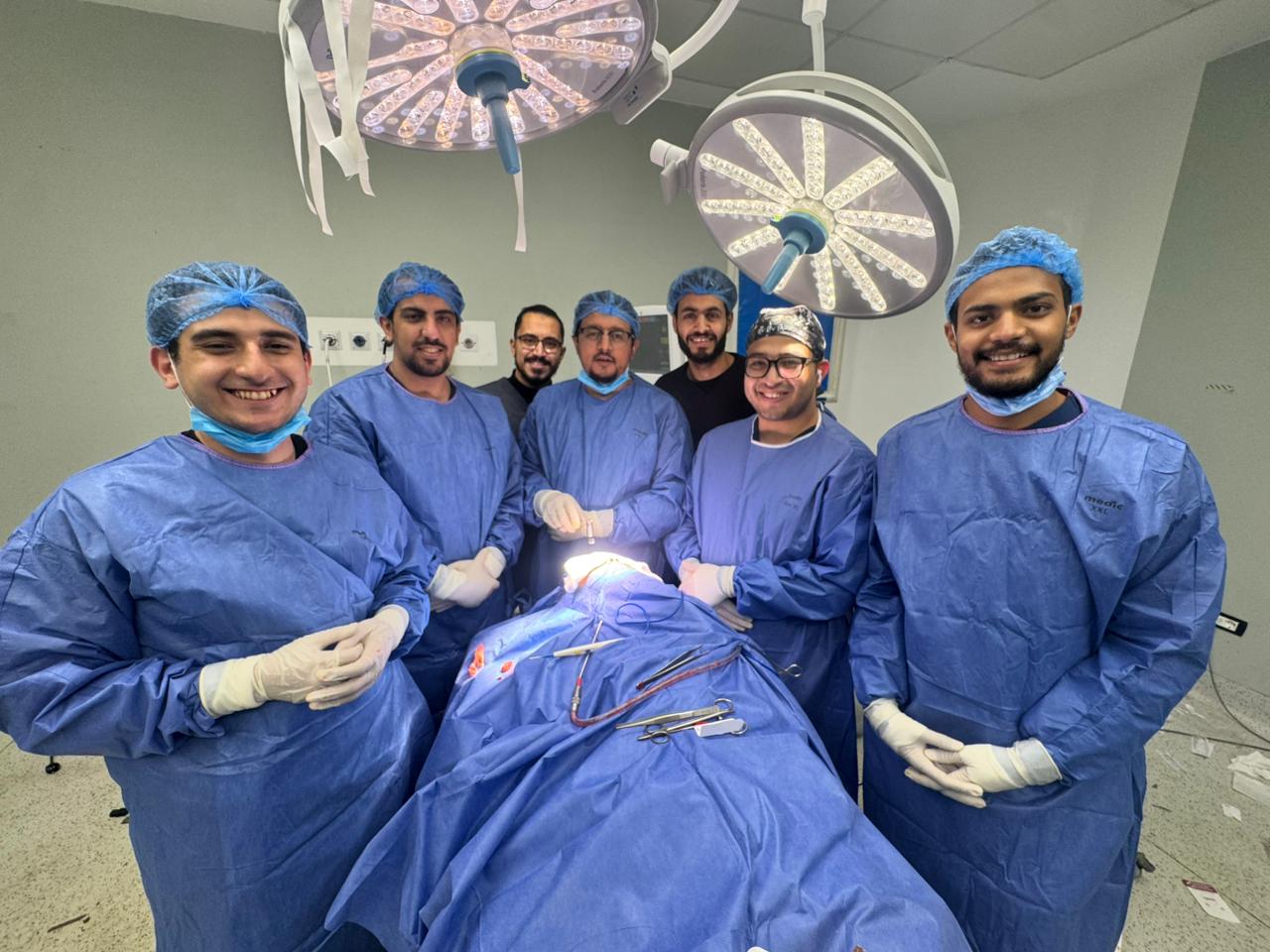 الفريق بعد إجراء العملية