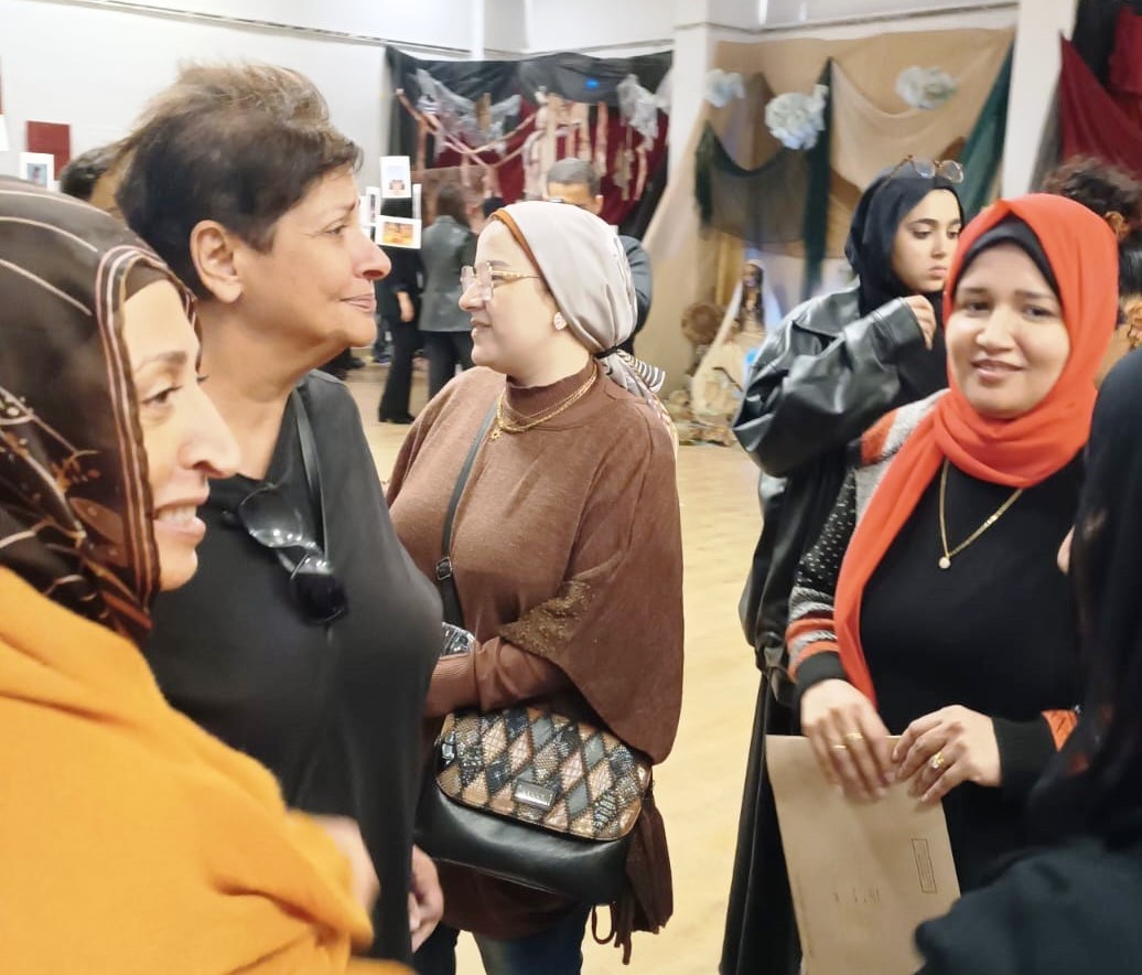 الدكتورة أمنية يحيى فى المعرض الطلابى بفنون جميلة الزمالك