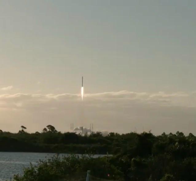 لحظة إطلاق صاروخ الحمولة الفضائية