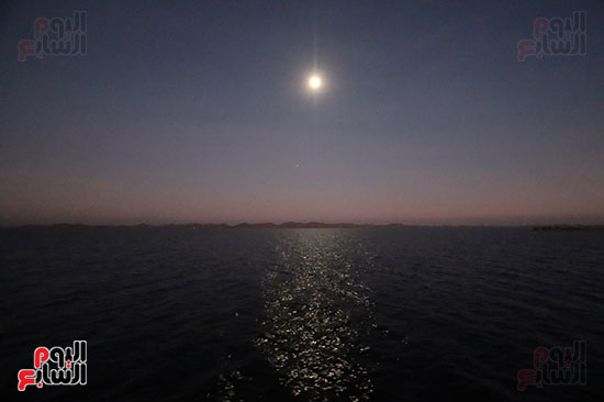 القمر-فوق-بحيرة-ناصر