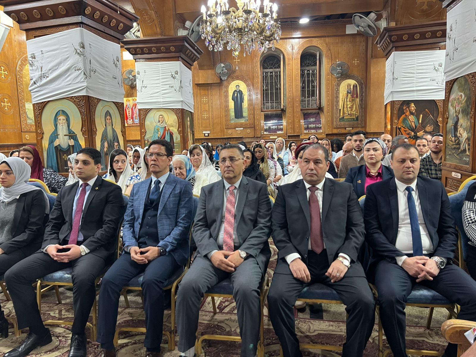 محافظ القليوبية ورئيس جامعة بنها خلال القداس