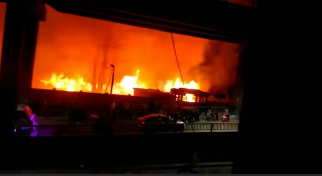 اندلاع حريق مخلفات وأشجار فى منطقة المنيب (8)