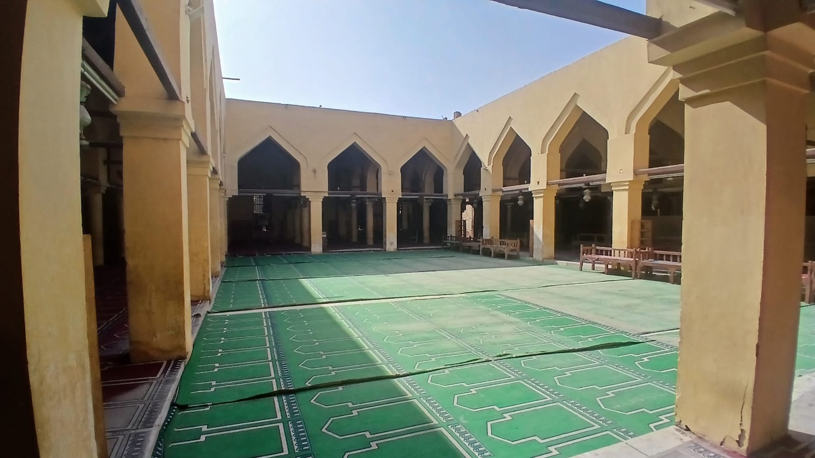 صحن المسجد بقوص