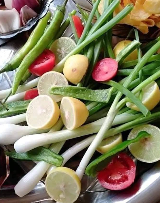 البصل والليمون والفلفل أهم ما يتم توفيره لأكله الفسيخ