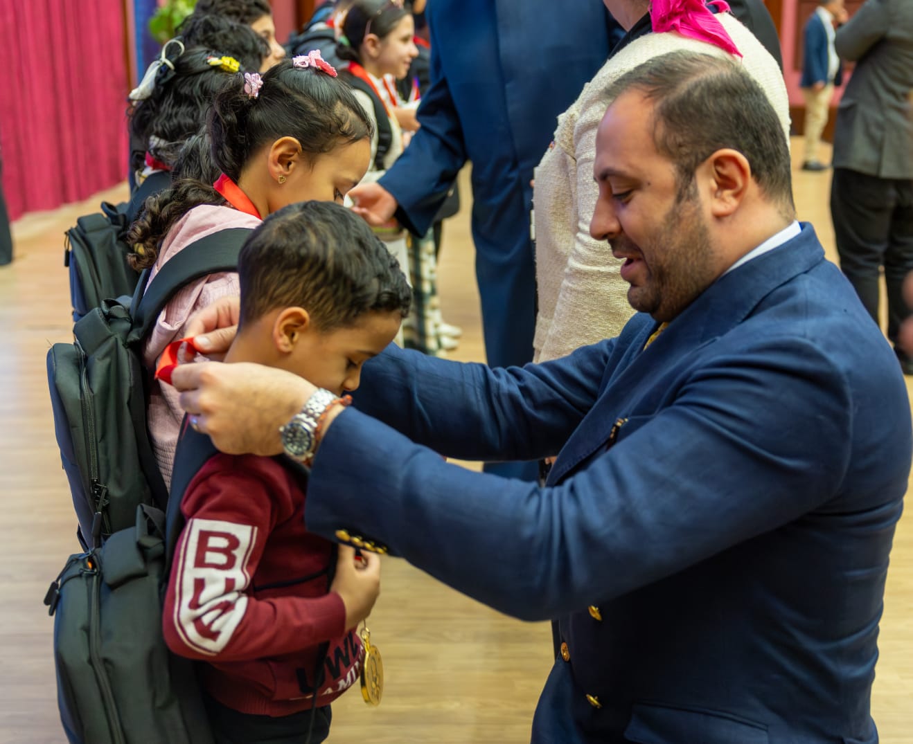 مسئول السفارة يكرم طفلا