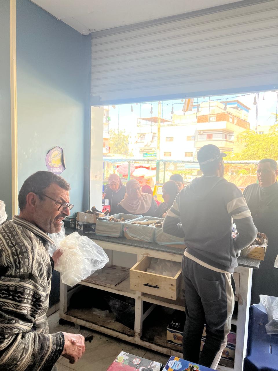 شراء المواطنين للفسيخ والرنجة