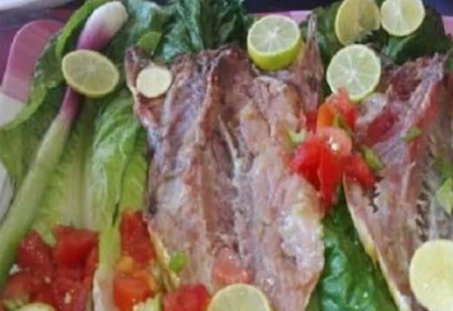 فسيخ وبصل وليمون وخس