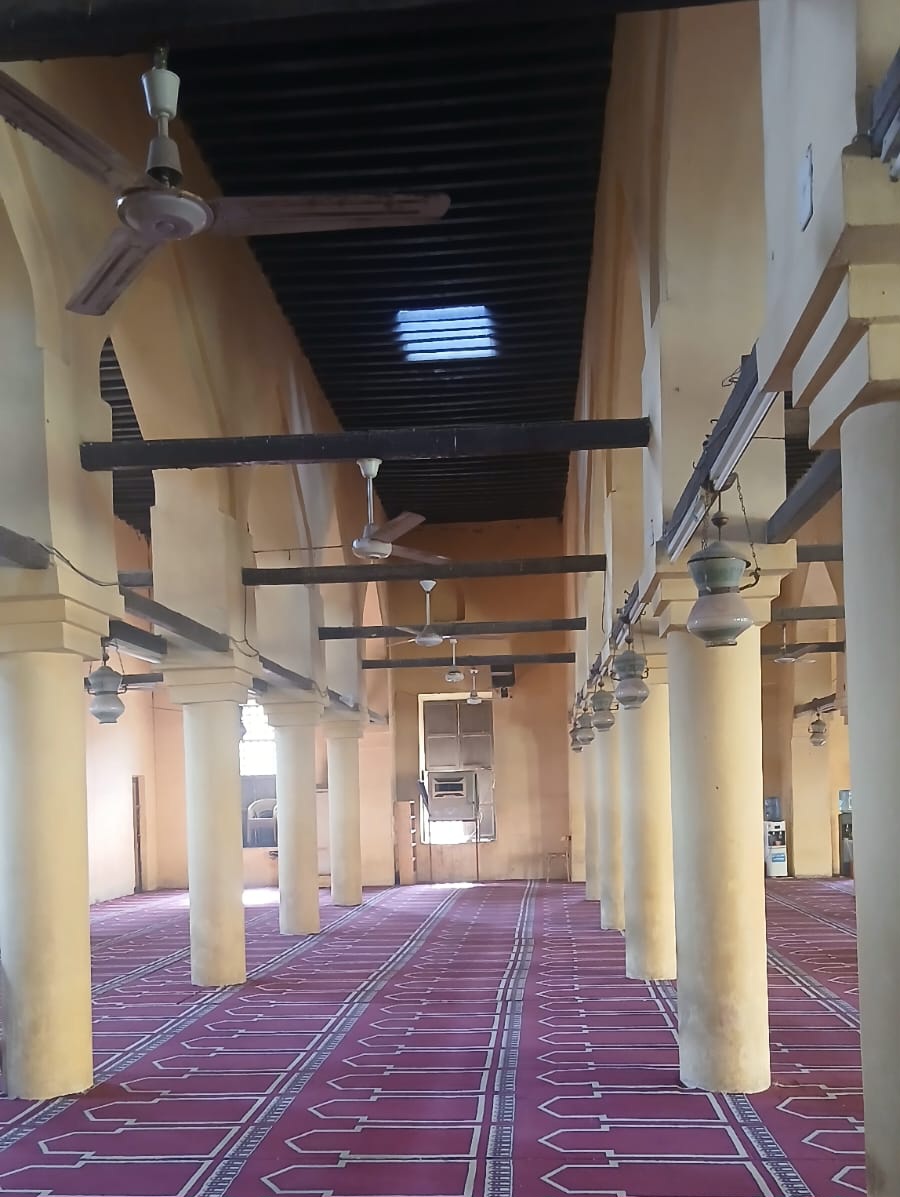 أعمدة المسجد من الداخل  