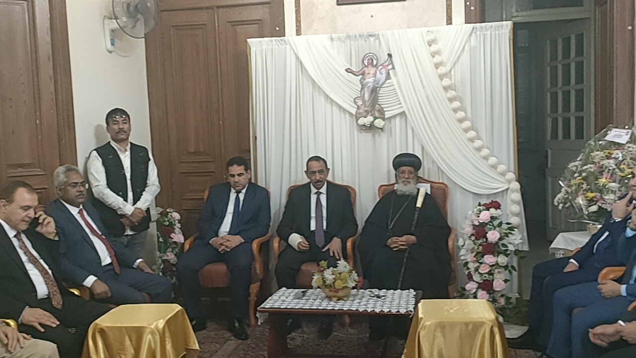 القيادات الأمنية والتنفيذية يقدمون التهنئية