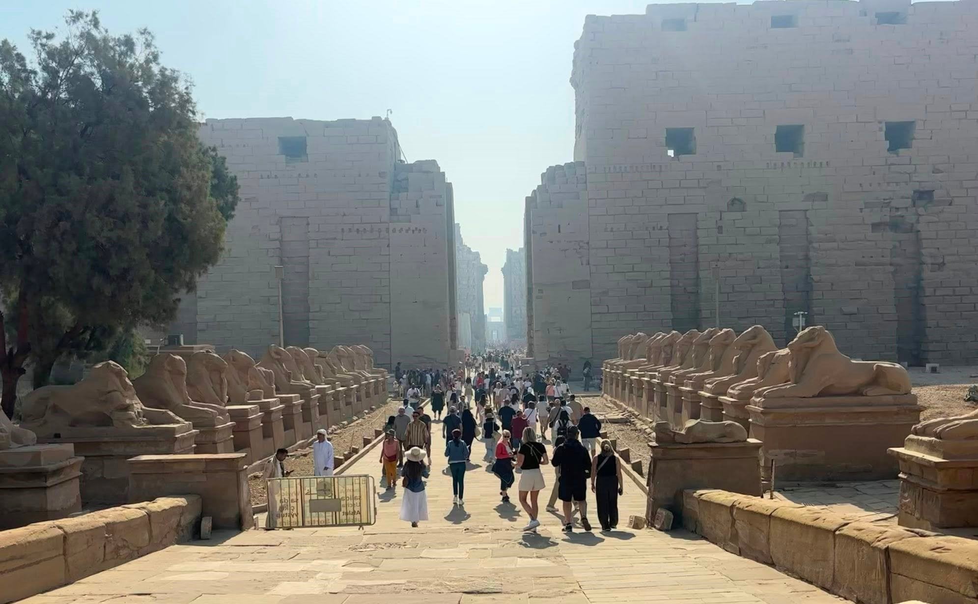 التوافد السياحى المميز على معابد الكرنك التوافد السياحى المميز على معابد الكرنك