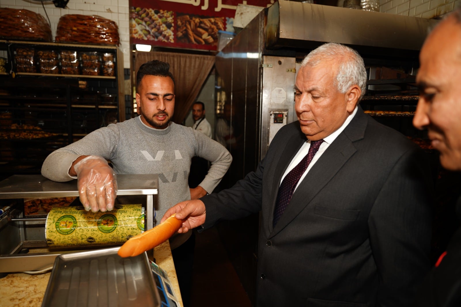 محافظ مطروح يتحقق من وزن وسعر رغيف الفينو