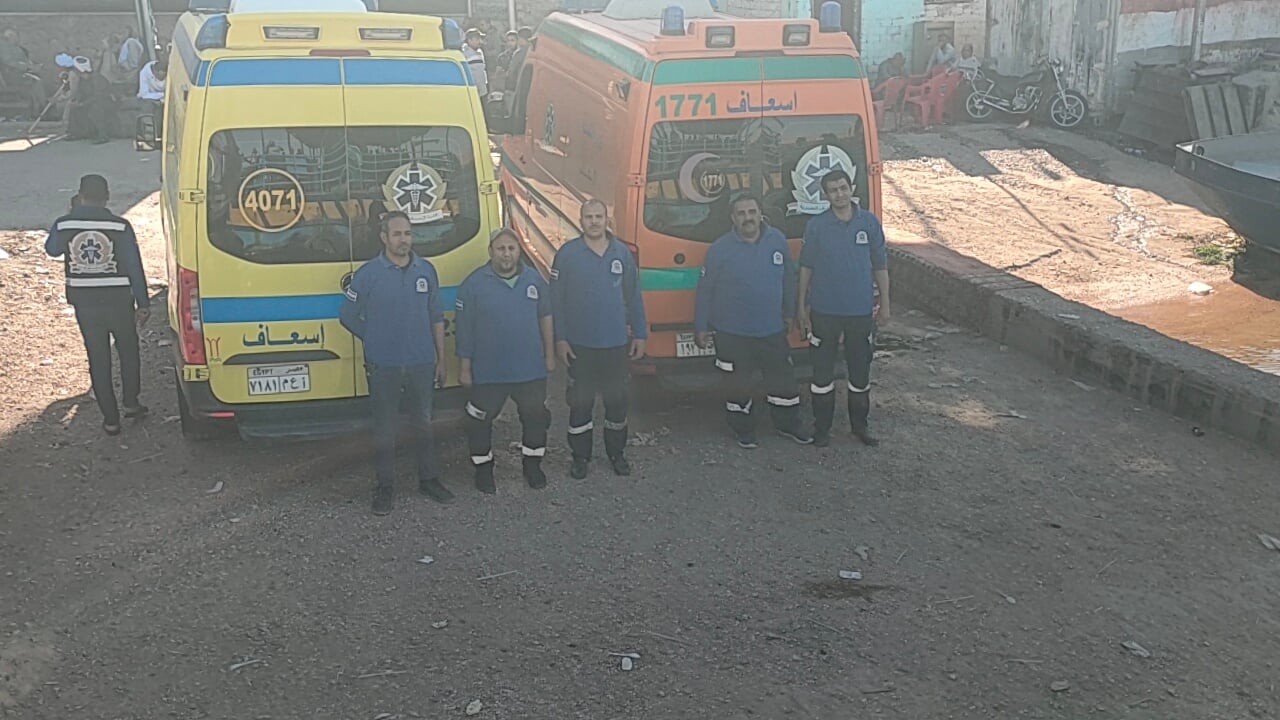 رجال الإسعاف بالمكان