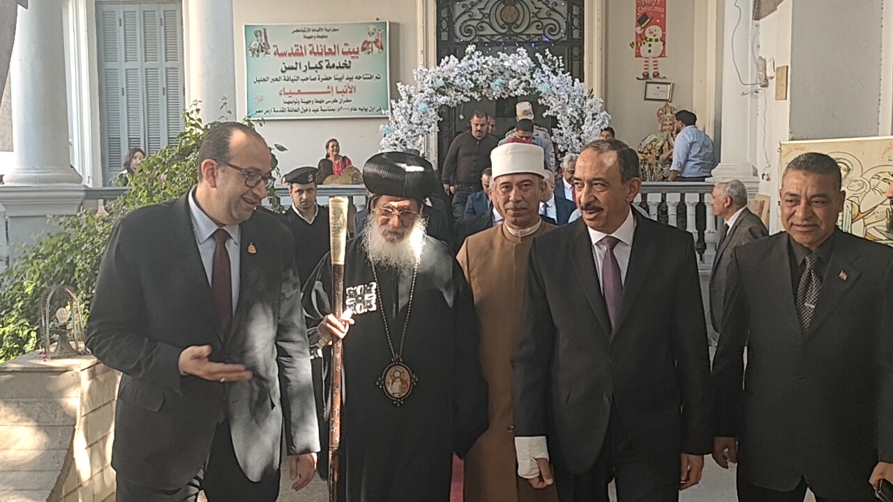 مطران طهطا يستقبل المهنئين