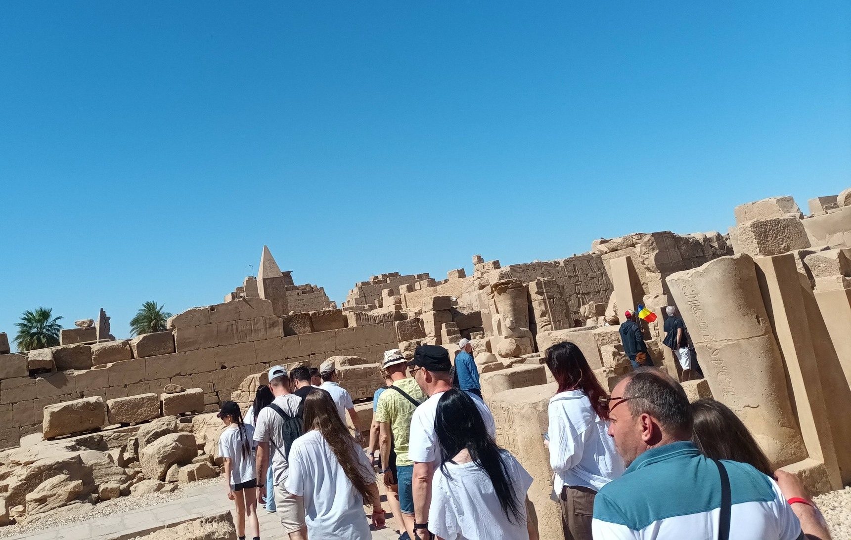 جولات السائحين فى قلب معابد الكرنك جولات السائحين فى قلب معابد الكرنك