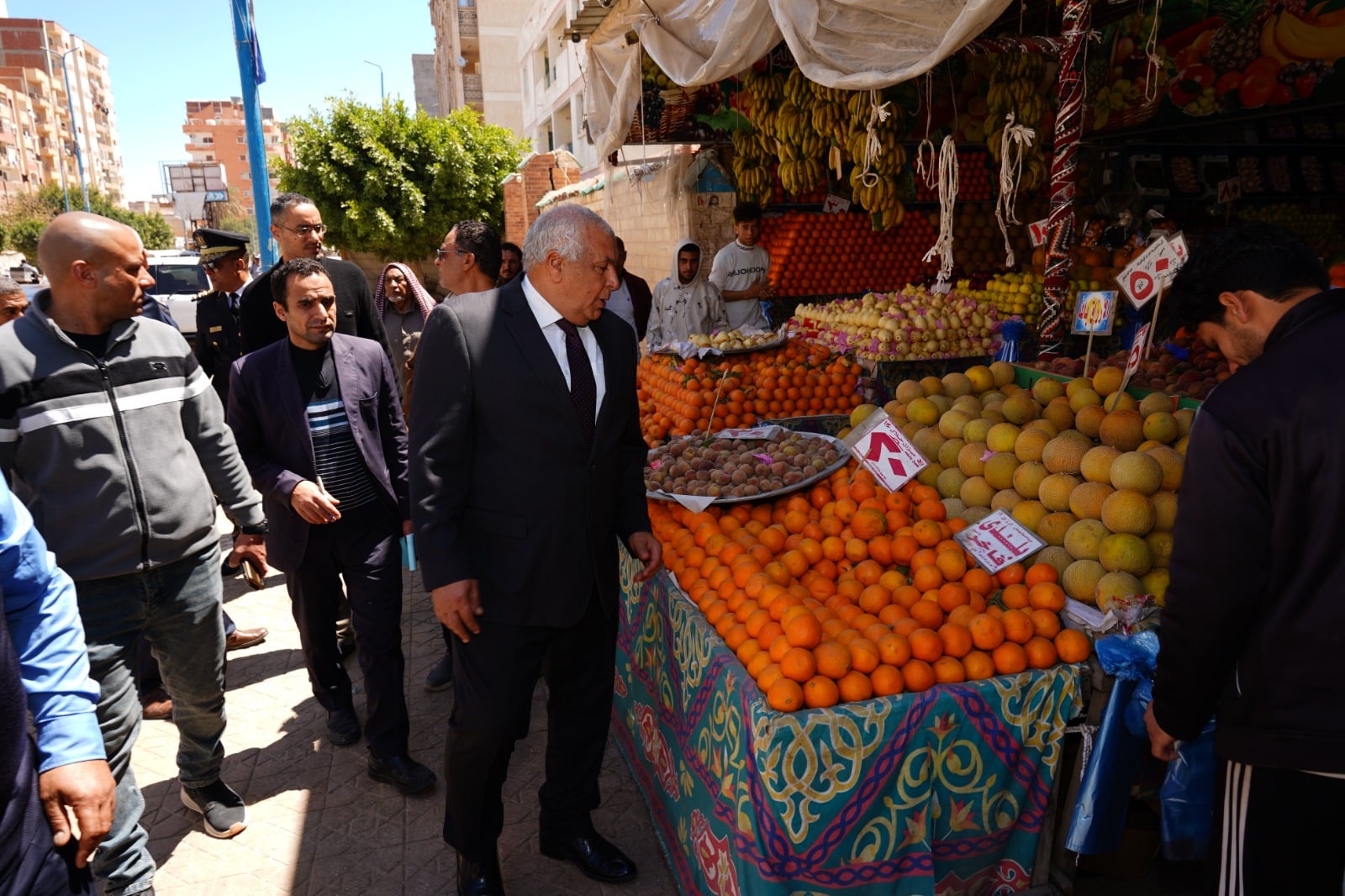 محافظ مطروح يتفقد احد محلات بيع الخضار والاسعار