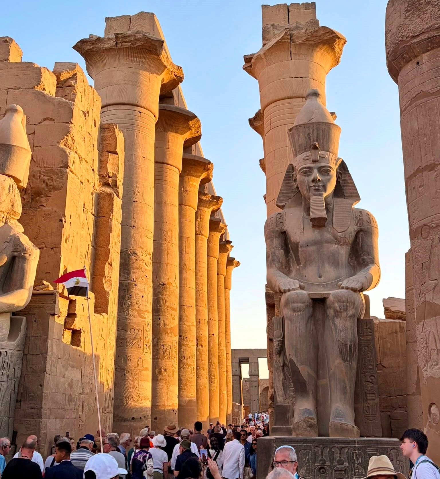 التوافد من ضيوف العالم داخل معبد الأقصر التوافد من ضيوف العالم داخل معبد الأقصر