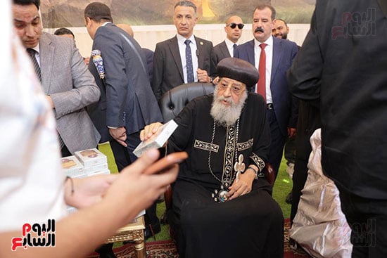 البابا تواضروس يستقبل المهنئين بعيد القيامة (7)