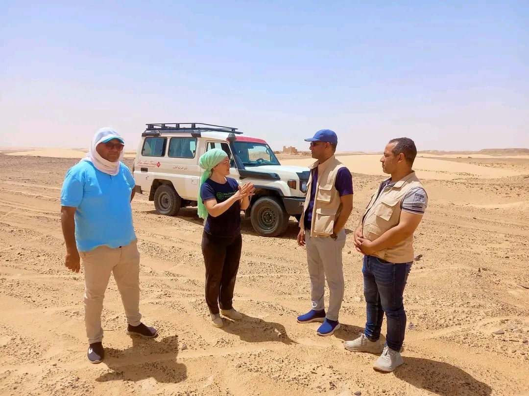 مدير آثار الوادى الجديد مع رئيس البعثة مدير آثار الوادى الجديد مع رئيس البعثة