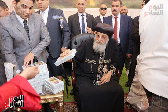 البابا تواضروس يستقبل المهنئين بعيد القيامة (13)
