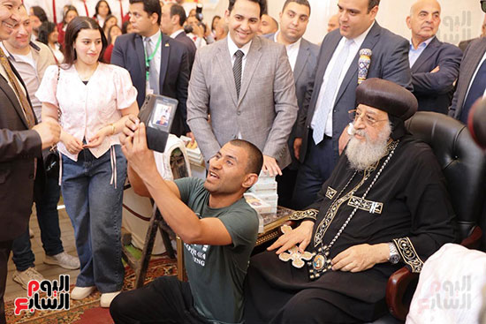 البابا تواضروس يستقبل المهنئين بعيد القيامة (3)