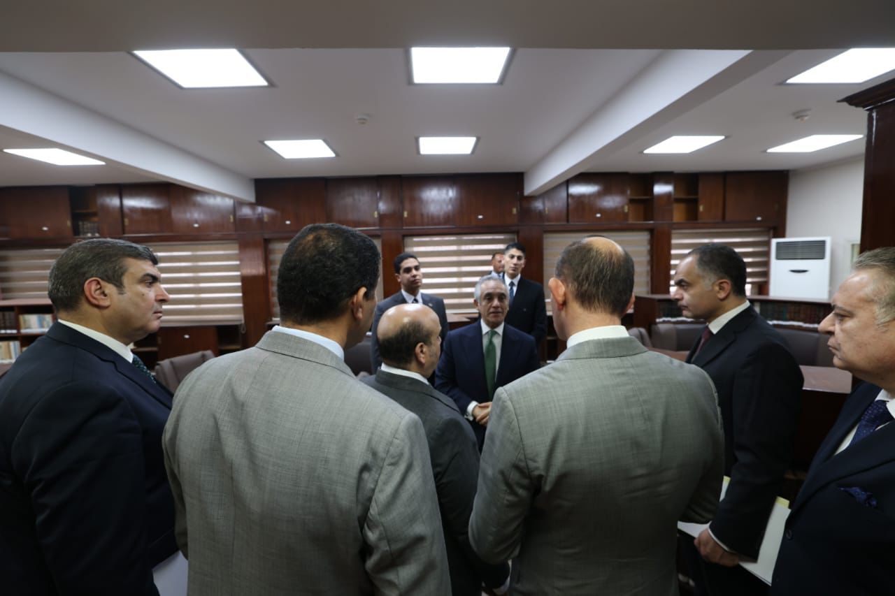 تطبيقا للعمل عن بُعد..وزير العدل يباشر مهامه من مركز الدراسات ويلتقي نادي مجلس الدولة