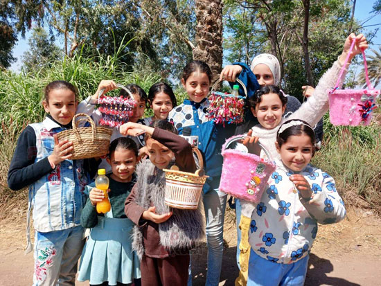 أطفال-يحتفلون-بالفطير-والبيض-والرنجة