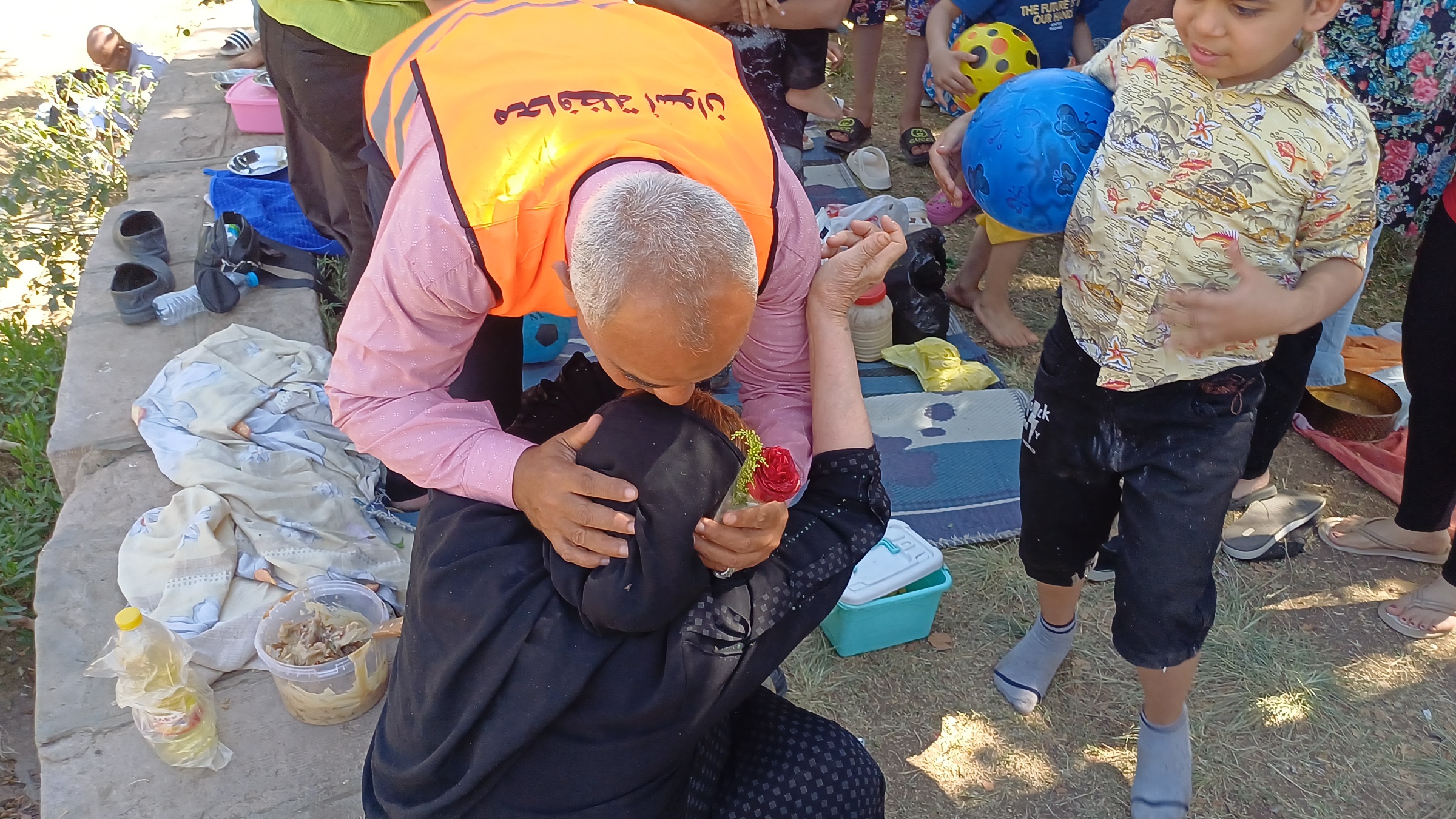 مدير الحدائق يقبل رأس سيدة