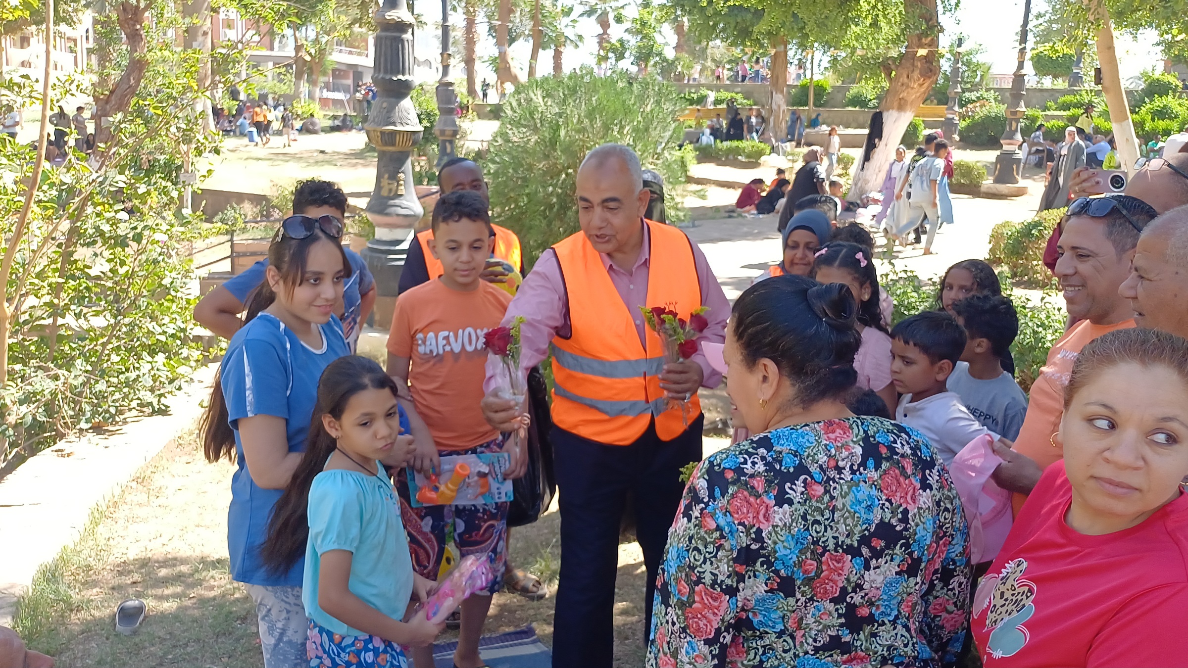 جانب من توزيع الهدايا