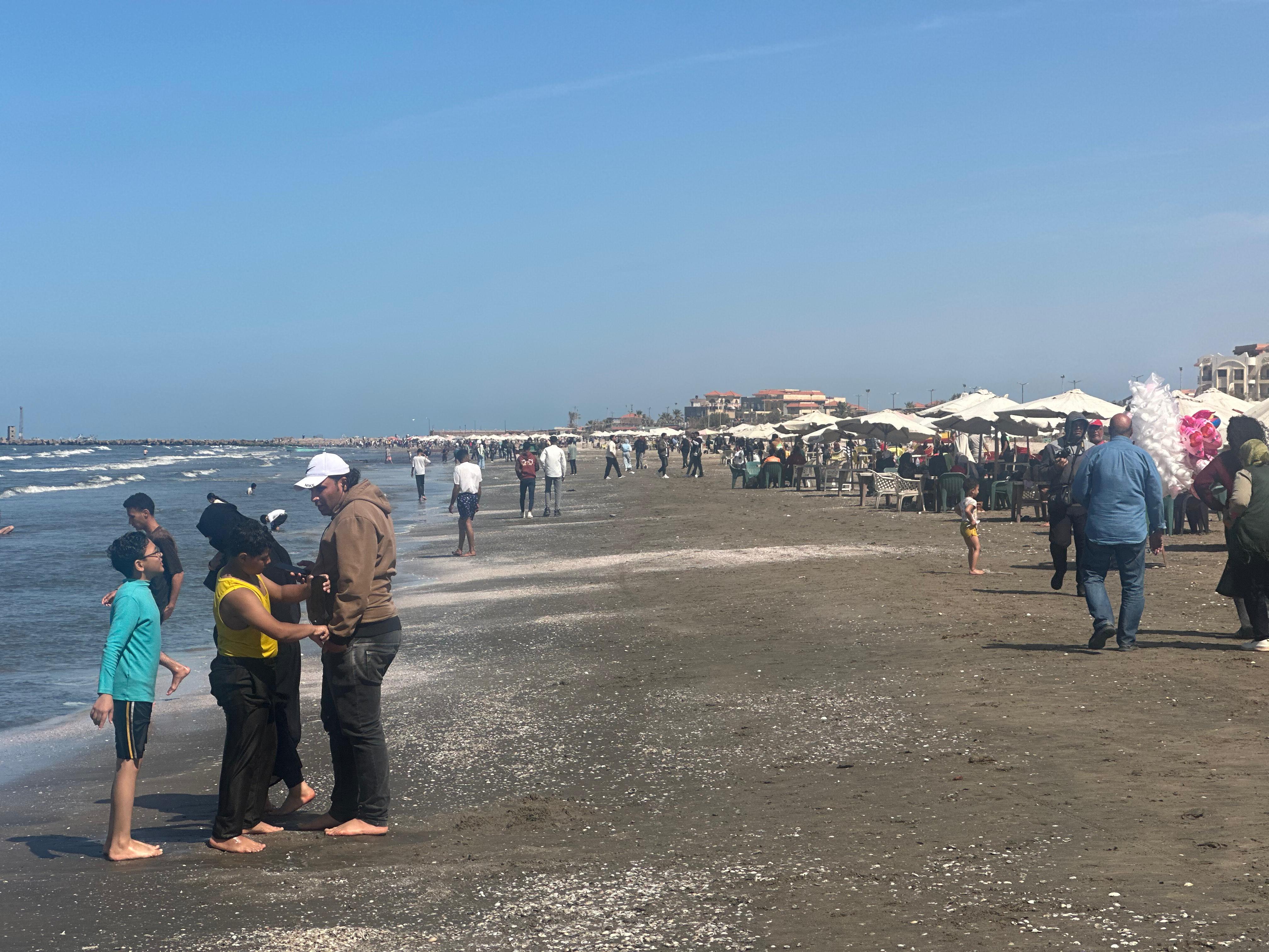 الاسر والاطفال على الساطئ