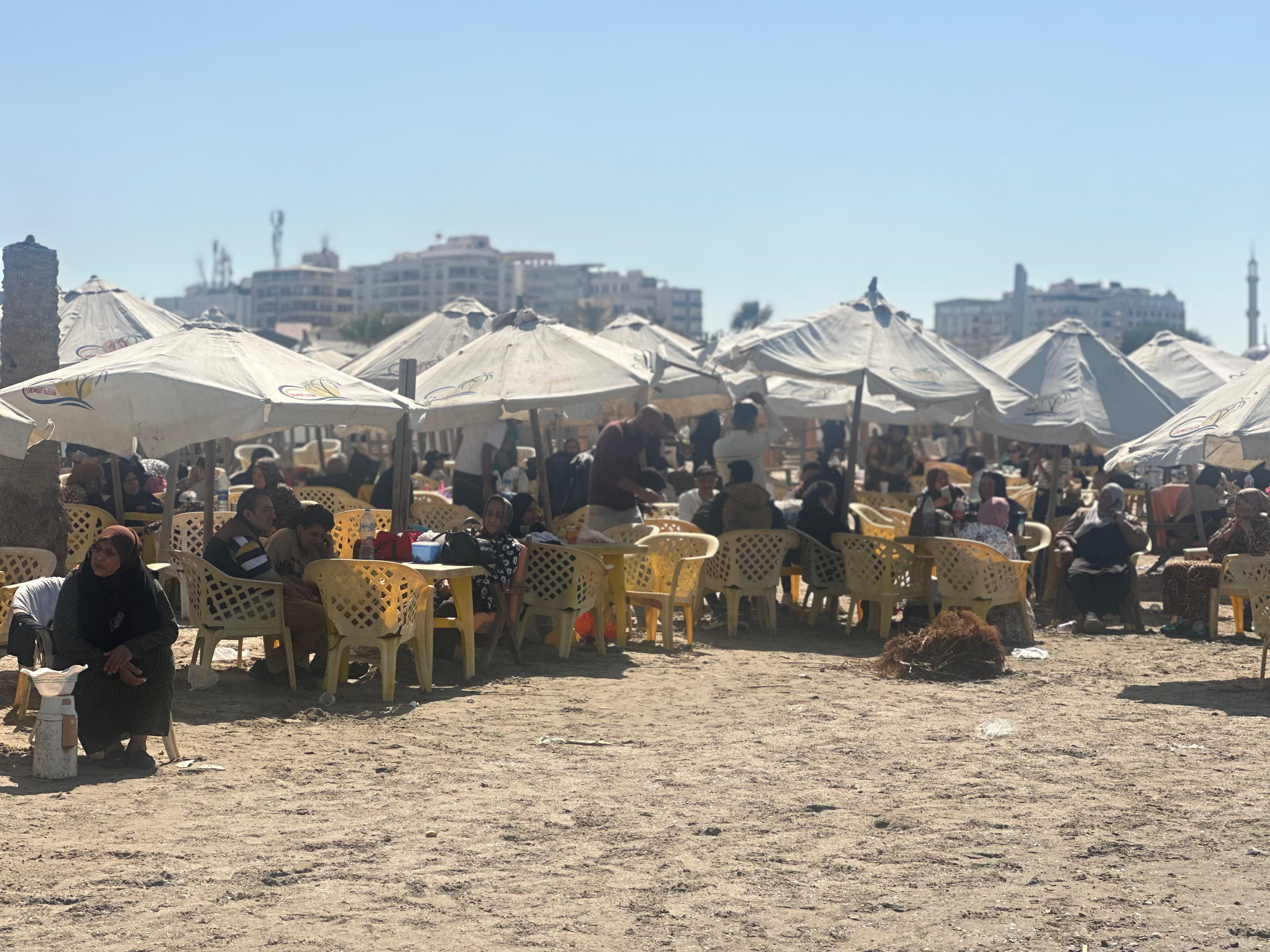 اعداد كبيرة على الشاطئ