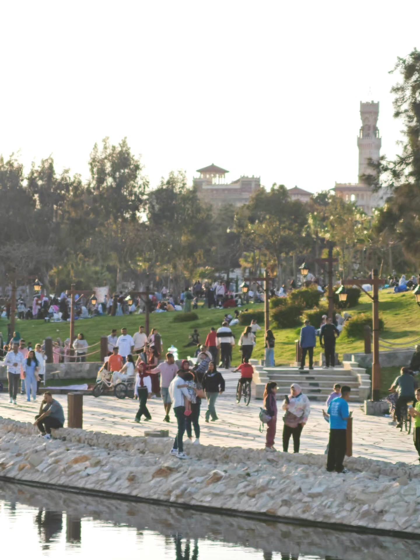 تواجد المواطنين على البحيرة الصناعية