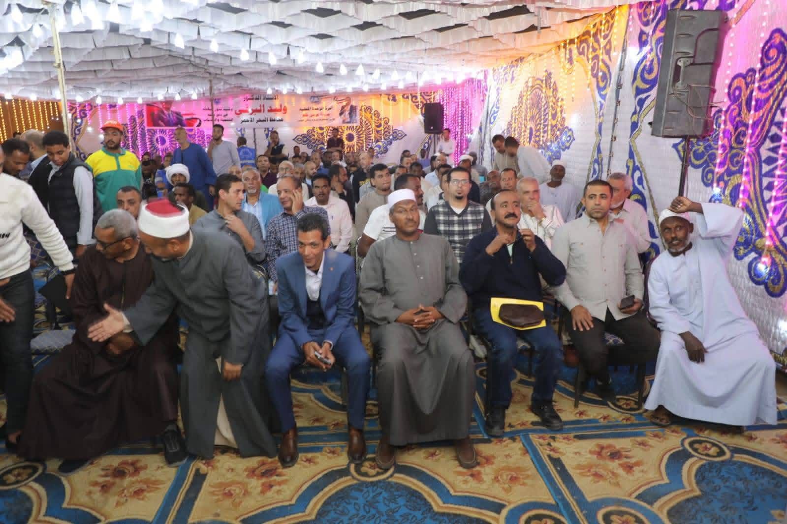 المحافظ مع اهالى مرسى علم 