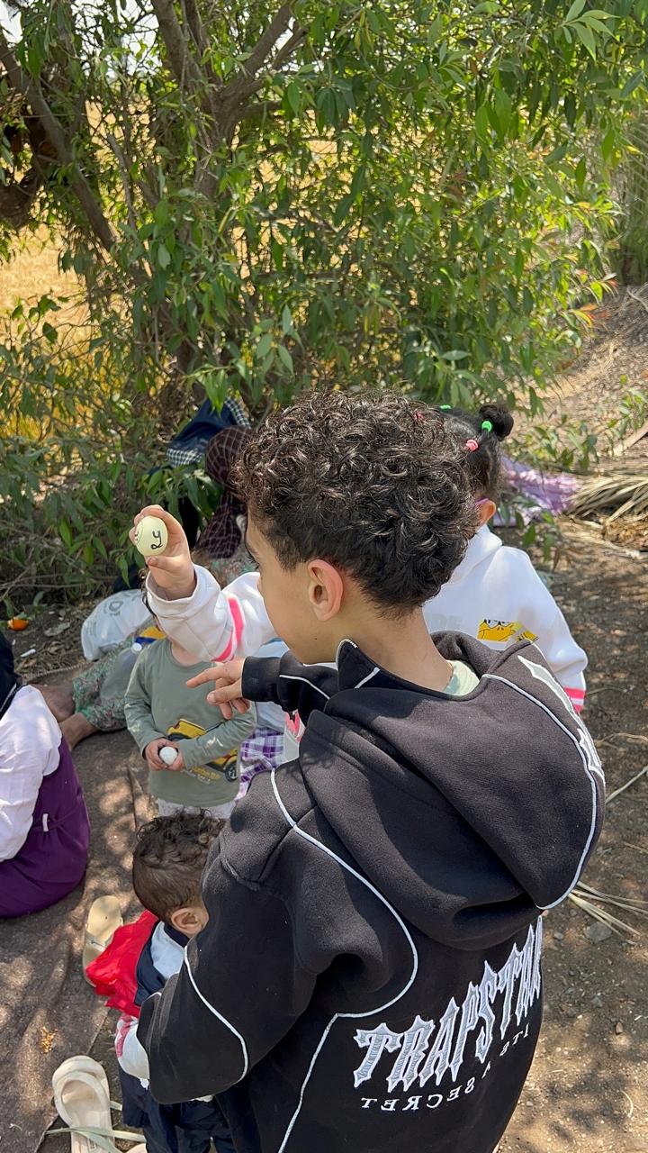 البيض الملون في ايدي الأطفال