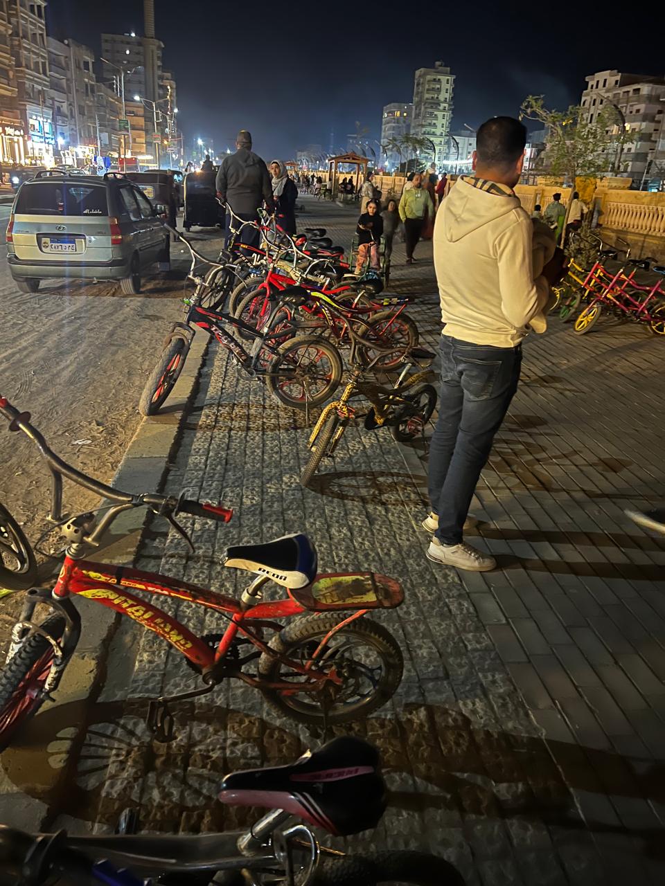 خروج الأسر وركوب الدراجات خروج الأسر وركوب الدراجات
