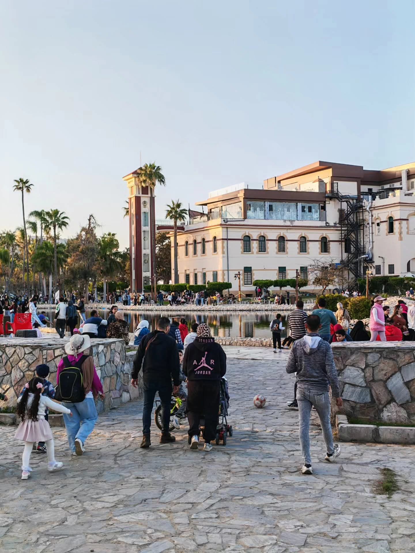 القصور الملكية وزحام المواطنين