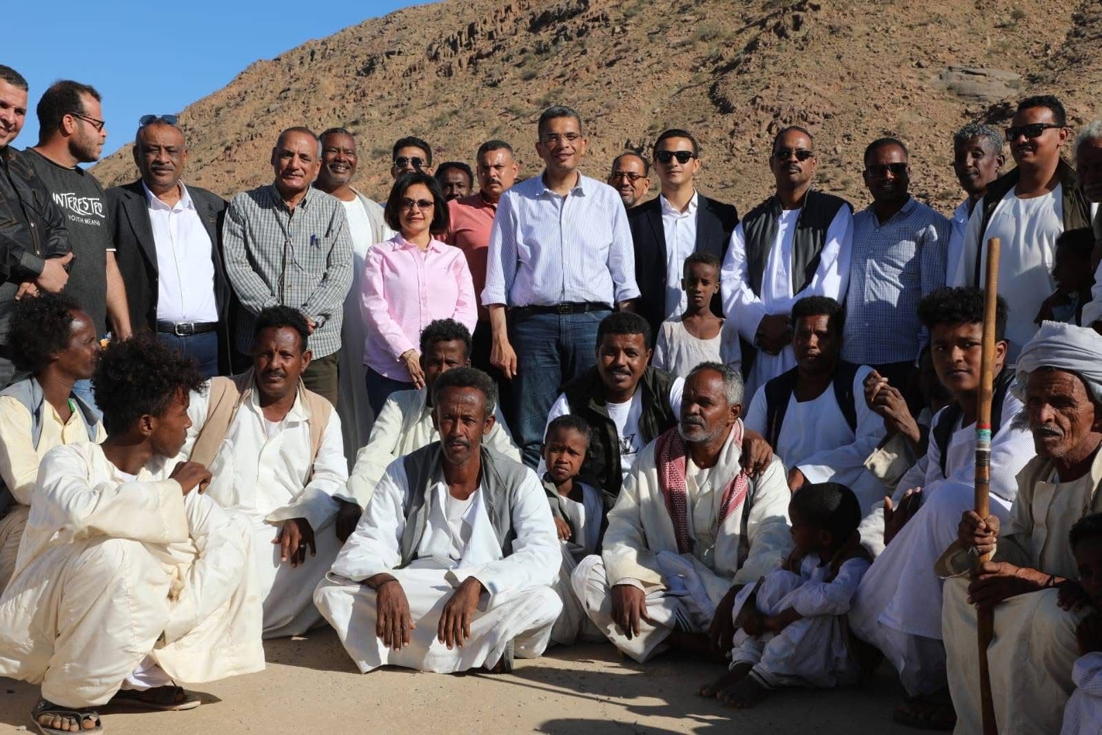 المحافظ مع اهالى علبه