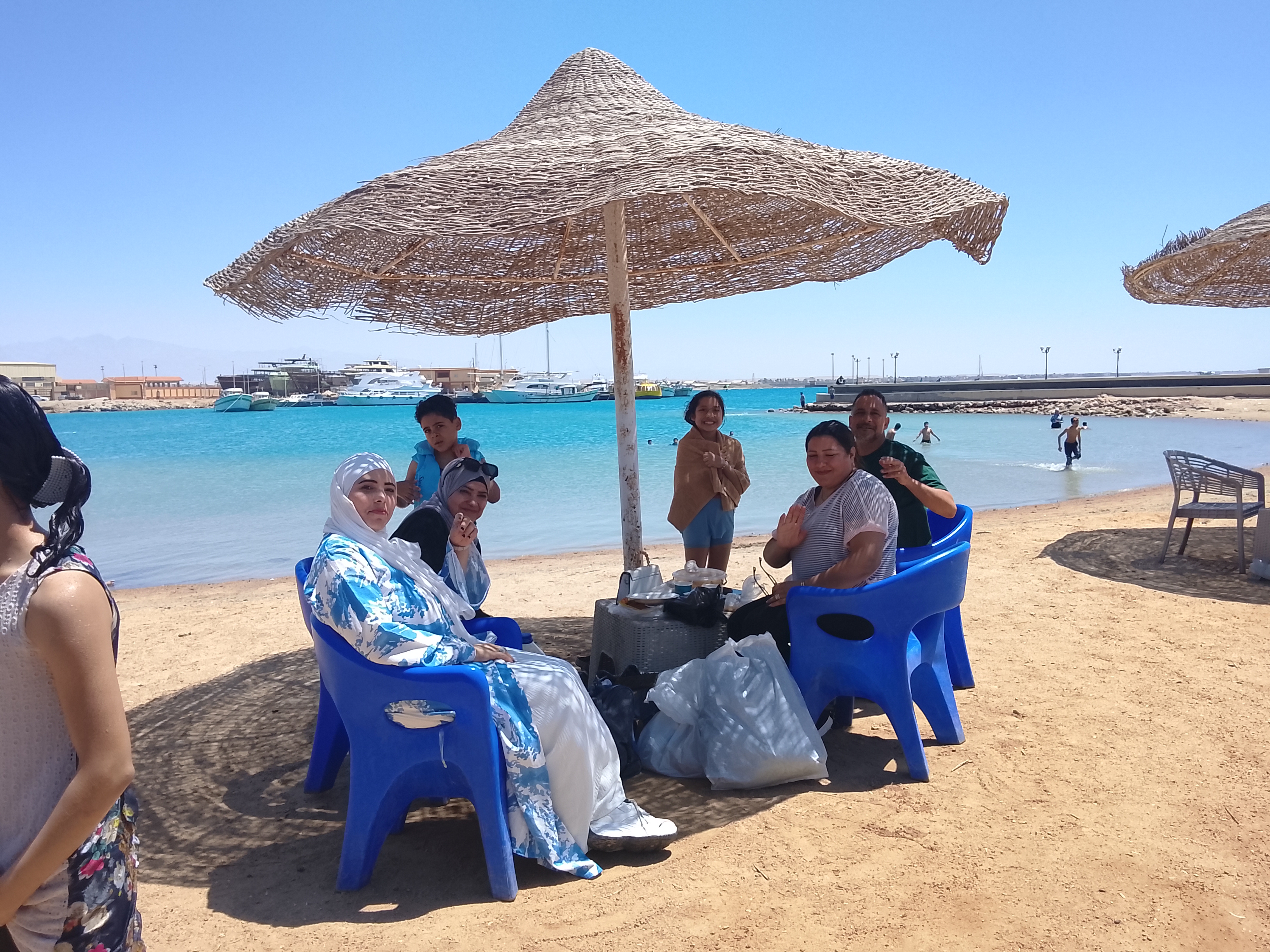 الاسر يحتفلون بشم النسيم على الشواطئ