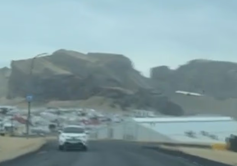 الطائرة قريبة جدا