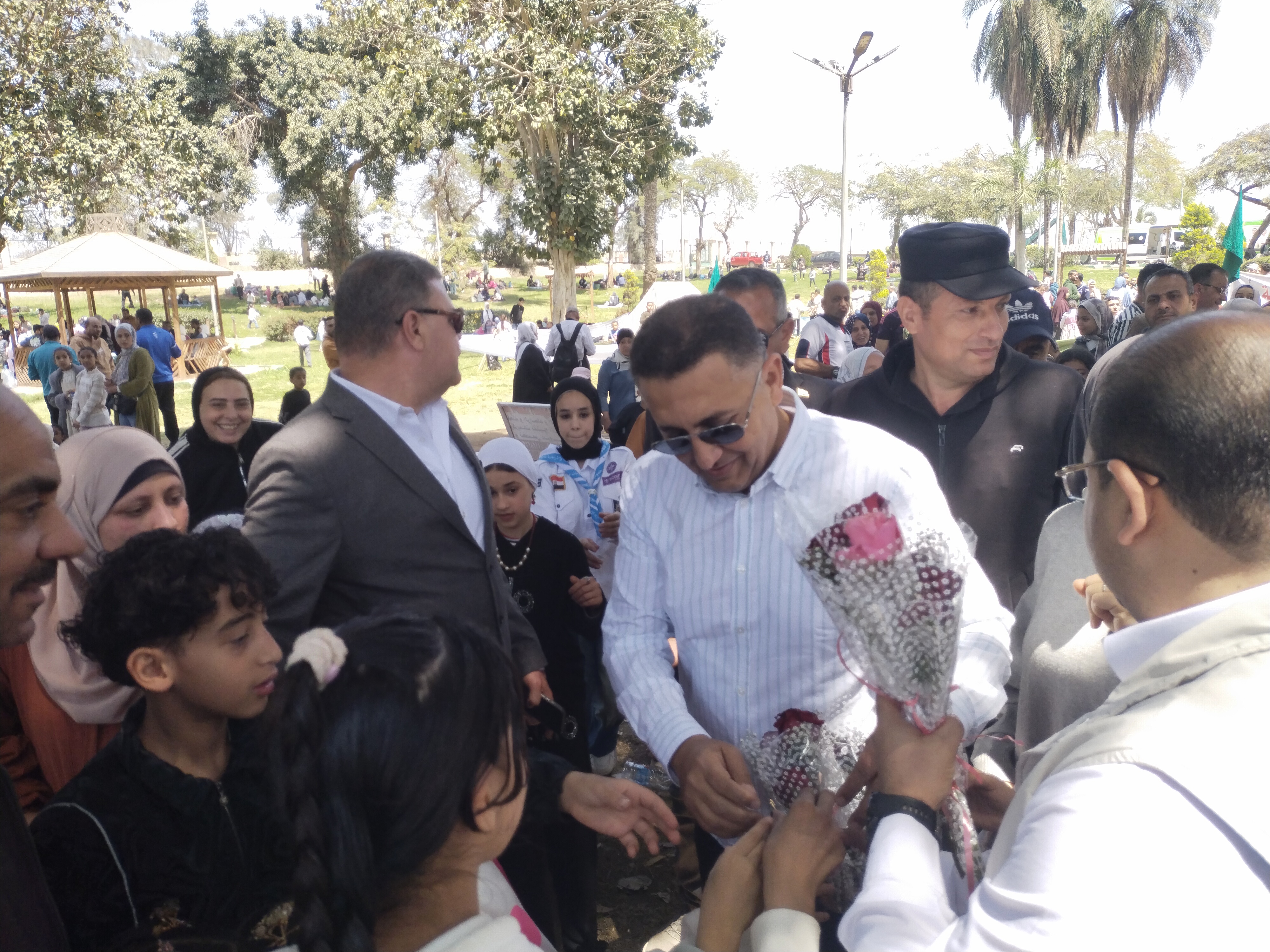 محافظ القليوبية يوزع الورود علي المواطنين