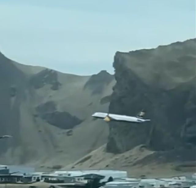 الطائرة بالقرب من اهل البلد