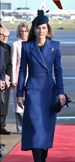 إطلالة ساحرة باللون الأزرق