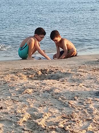 الاطفال على الشواطئ